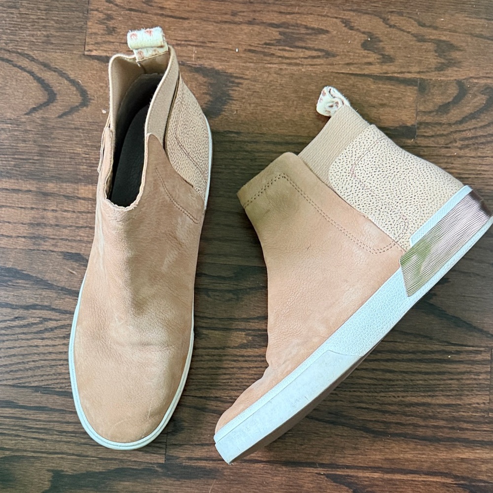 Dolce Vita Tan Ankle Booties Size 10